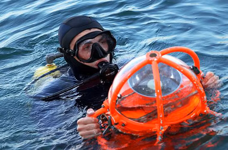 Quá trình đào tạo một người nhái Nga kéo dài tới 26 tuần và phải trải qua hàng loạt thử thách khắc nghiệt nhất như hành quân với đầy đủ trang bị trên quảng đường 100km, bơi 20km với một bộ đồ lặn. Cùng với đó là khả năng sử dụng thành thạo mọi loại vũ khí.