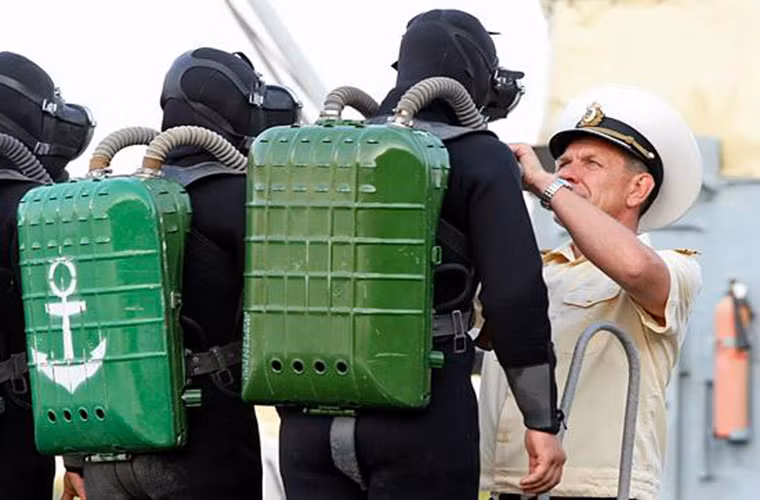 Trang bị của lực lượng người nhái Nga không có nhiều sự thay đổi lắm so với thời Liên Xô và chúng chưa hề lỗi thời. Trong ảnh là một đơn vị người nhái Nga với bộ đồ lặn IDA71 cùng mặt nạ dưỡng khí DSV.