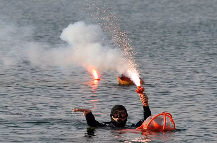 Đối với lực lượng người nhái chiến đấu, họ được trang bị các bộ đồ lặn nhẹ hơn giúp di chuyển linh hoạt dưới nước hoặc các vùng nước cạn. Trong ảnh là một người nhái Nga thuộc Hạm đội Biển Đen với phương tiện hỗ trợ lặn RO-1.