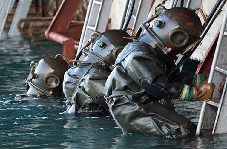 Biệt kích hải quân hay còn được gọi là người nhái là một trong những lực lượng tác chiến đặc biệt của Hải quân Nga. Mỗi hạm đội của nước này đều được biên chế một đơn vị người nhái riêng biệt cùng với đó là các trung tâm huấn luyện và đạo tạo riêng dành cho lực lượng đặc biệt này.