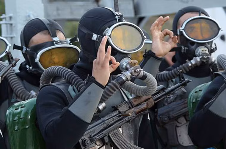 Trang bị vũ khí của người nhái Nga cũng khá đa dạng bên cạnh các dòng súng trường tấn Ak họ còn được trang bị các mẫu súng bắn dưới nước như APS và SPP-1