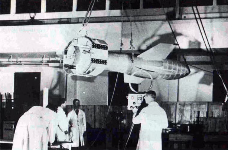 Chưa đầy một tháng sau khi được giới thiệu lần đầu tiên, Không quân Đức đã sử dụng Fritz X đánh chìm tàu chiến Roma của Hải quân Italy tại gần đảo Sardinia vào tháng 9/1943. Tuy nhiên, khoảng thời gian sau đó Không quân Đức sử dụng bom Fritz X khá hạn chế một phần vì không phải máy bay ném bom nào của Đức cũng mang được loại bom này.