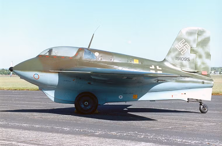 Cái tên cuối cùng trong danh sách là mẫu tiêm kích đánh chặn gắn động cơ phản lực Messerschmitt Me 163 Komet (Sao chổi) của Không quân Đức.