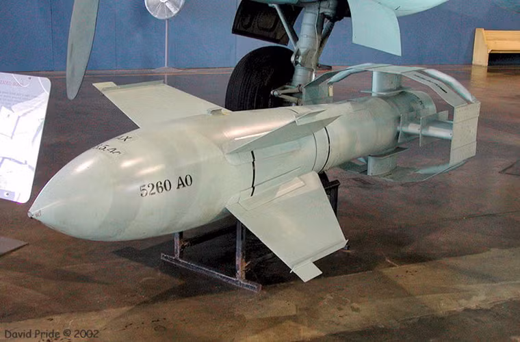 Theo Không quân Mỹ lúc đó, bom lượn Fritz X có thể dễ dàng xuyên lớp giáp dày tới 711mm và có khả năng được triển khai từ độ cao hơn 6.000m giúp máy bay ném bom mang theo nó hoàn toàn an toàn trước hệ thống phòng không của đối phương.