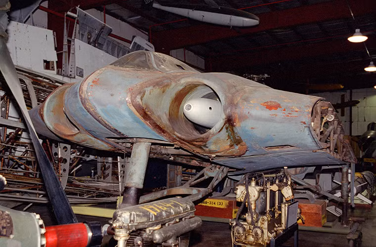 Điểm nổi bật nhất của Horten Ho 229 vẫn là việc nó được trang bị hai động cơ phản lực Junkers Jumo 004B có công suất lên tới 1.956 lbf mỗi chiếc, chuyến bay thử nghiệm đầu tiên của Horten Ho 229 là vào tháng 3/1944. Dù khá thành công nhưng Horten Ho 229 lại không giúp gì nhiều cho Không quân Đức trong những năm cuối cùng của CTTG 2 và thay vào đó nó lại là ý tưởng để hãng Northrop Gruman của Mỹ phát triển mẫu máy bay ném bom chiến lược tàng hình B-2 Spirit sau này.