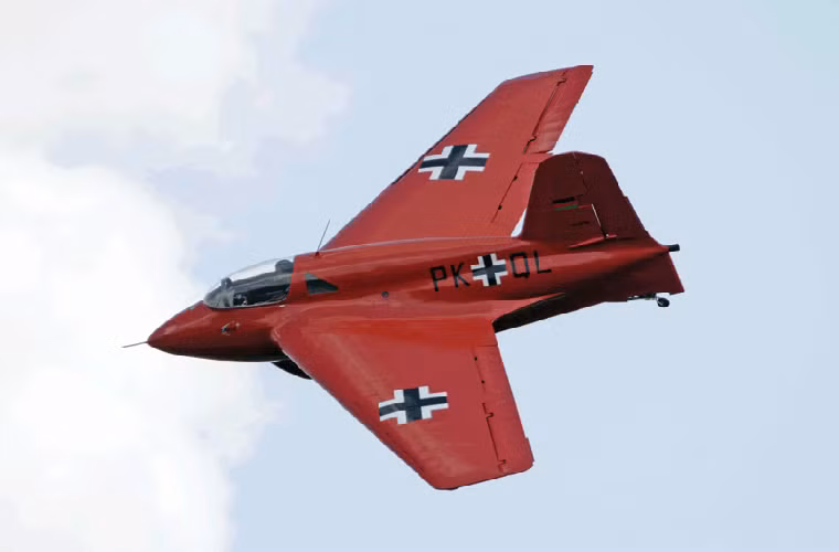 Tuy nhiên việc sở hữu tốc độ bay như trên vừa là món quà vừa lại lời nguyền đối với Me 163. Khi hi nó đủ nhanh để tránh các đợt tấn công của máy bay chiến đấu đối phương nhưng cũng quá nhanh để phi công điều khiển nó có thể bắn trả mặc dù Me 163 được trang bị tới 2 pháo 30mm MK 108.