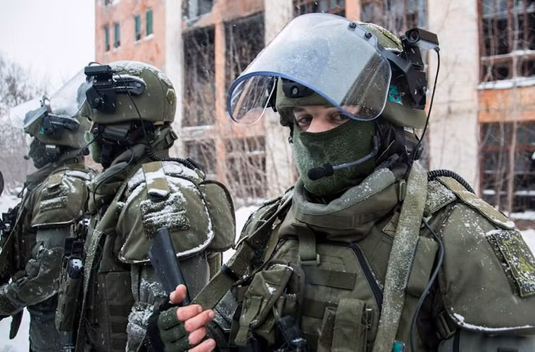 Trước đó Bộ Quốc phòng Nga cũng từng thông báo cho biết, Quân đội Nga đã bắt đầu đưa vào trang bị hạn chế bộ quân trang chiến binh tương lai Ratnik thế hệ thứ 2 cho một số đơn vị bộ binh. Và trong năm 2015 đã có khoảng 80.000 quân nhân được trang bị quân trang Ratnik thế hệ 1 và 2.