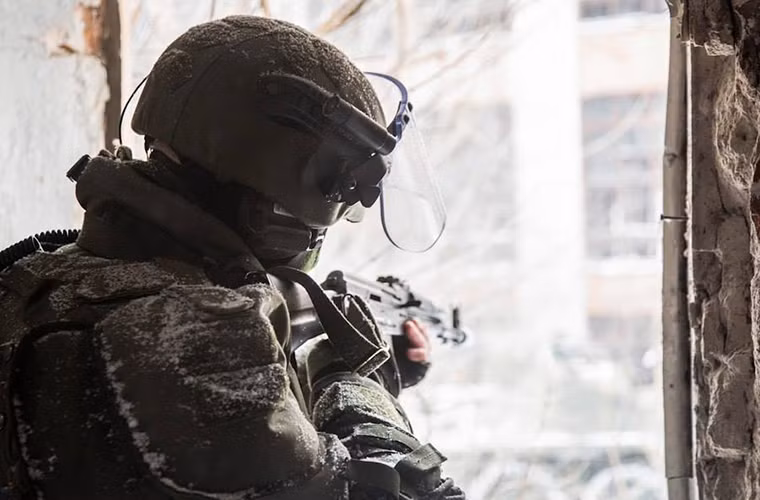 Và tùy vào từng loại nhiệm vụ, binh sĩ Nga sẽ được trang bị các loại giáp bảo vệ cũng như mũ chống đạn khác nhau. Đối với lực lượng công binh các mẫu quân trang bảo vệ luôn được trang bị tốt hơn hẳn so với các đơn vị bộ binh thông thường bởi vì ngoài nhiệm vụ chiến đấu các đơn vị này còn thực hiện nhiệm vụ rà phá bom mìn.