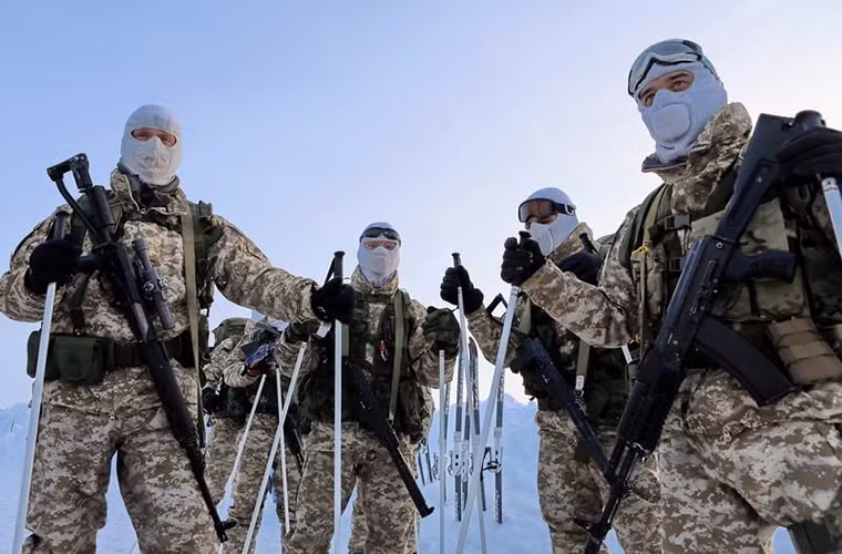 Trong ảnh là một đơn vị Spetsnaz Nga tham gia diễn tập đổ bộ đường không tại Bắc Cực vào đầu năm nay với phương tiện di chuyển chính là ván trượt tuyết.