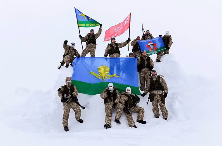 Các binh sĩ Nga với cờ của lực lượng đổ bộ đường không và Liên Xô trong đợt diễn tập đổ bộ đường không vào đầu năm nay.
