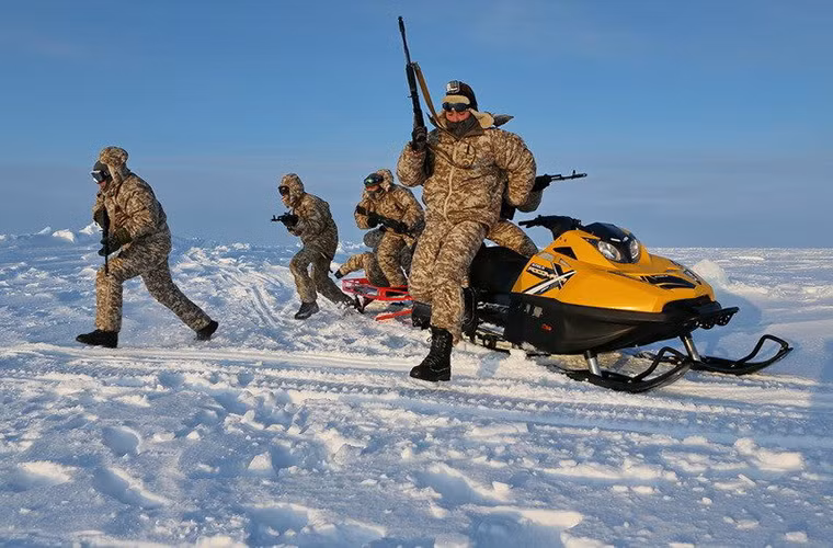 Cho đến thời điểm hiện tại, Quân đội Nga đã gần như hoàn tất việc xây dựng cũng như tái lập các căn cứ quân sự mới của nước này tại một số khu vực tại Bắc Cực do Liên Xô kiểm soát trước đây. Điều này đã tác động không nhỏ đến mối quan hệ giữa Moscow và một số nước Bắc Âu bên cạnh đó còn có Mỹ và Canada.