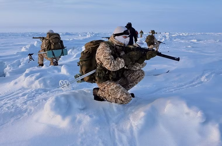 Giới truyền thông Nga vừa cho đăng tải những hình ảnh về một đơn vị đặc nhiệm Spetsnaz thuộc Quân đội Nga vừa có một đợt diễn tập chiến thuật đổ bộ đường không tại một địa điểm bí mật ở Bắc Cực - khu vực Moscow luôn khẳng định lợi ích cối lõi của nước này.