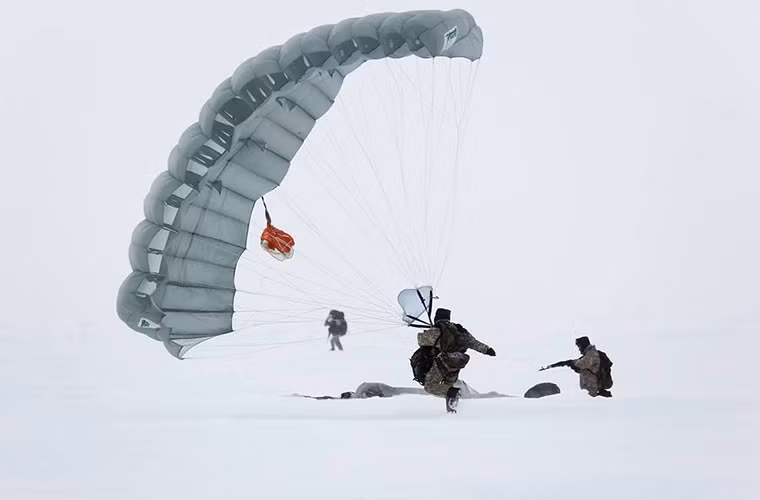 Các hình ảnh trên được bộ phận báo chí của Bộ Quốc phòng Nga công bố vào cuối tháng 2 và đợt diễn tập đổ bộ đường không của lực lượng Spetsnaz Nga tại Bắc Cực được cho là diễn ra vào đầu năm nay.