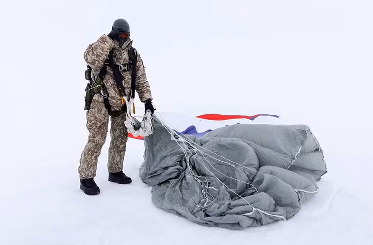 Các đơn vị đặc nhiệm Spetsnaz của Nga có lịch sử phát triển từ thời Liên Xô, với mục đích ban đầu là nhằm thành lập các đơn vị chiến đấu đặc biệt có khả năng triển khai nhanh và cũng như thực hiện các nhiệm vụ tác chiến đặc biệt mà các đơn vị bộ binh thông thường không thể làm được.