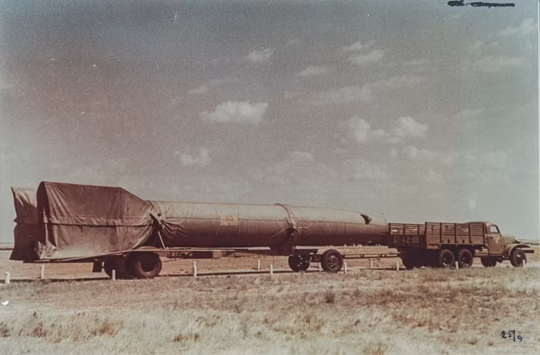 Sau thành công của R-1, Liên Xô tiếp tục cho ra mắt mẫu tên lửa đạn đạo tầm ngắn đầu tiên của mình là R-2 với thiết kế gần như tương tự R-1 nhưng có chiều dài lớn hơn. Dù vậy R-2 lại có trọng lượng thấp hơn so với R-1 nhờ được làm bằng hợp kim nhôm, bên cạnh đó nó cũng được trang bị đầu dẫn bằng vô tuyến nhằm tăng độ chính xác khi bay.