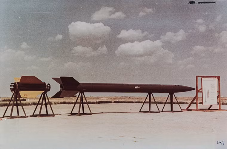 Ngoài việc thử nghiệm các loại tên lửa chiến lược trong giai đoạn đầu của Chiến tranh Lạnh, Kapustin Yar còn là nơi Liên Xô thử nghiệm các loại tên lửa phục vụ cho chương trình nghiên cứu không gian của nước này. Và một trong số đó là mẫu tên lửa MR-1 sử dụng động cơ đẩy nhiên liệu lỏng hoạt động trong giai đoạn từ 1952-1959.