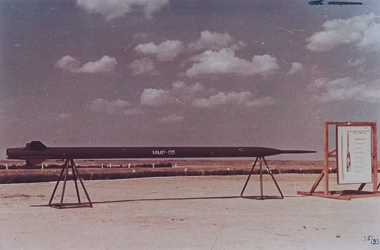 Sau MR-1 Liên Xô tiếp tục phát triển một mẫu tên lửa khác phục vụ cho chương trình nghiên cứu không gian nhưng nó có kích thước nhỏ gọn hơn và có tên gọi là MMP-05 được giới thiệu vào năm 1956 và nó cũng sử dụng động cơ đẩy nhiên liệu lỏng.