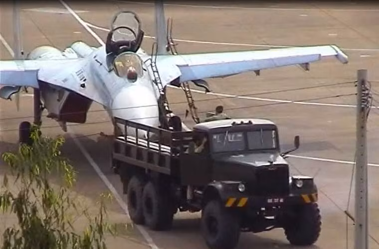 Ảnh máy bay chiến đấu Su-27 được xe kéo tại nhà máy A32.