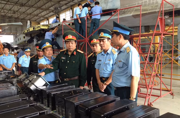 Theo tờ báo Nga VPK dẫn lại nguồn tin từ Militaryparitet, Việt Nam đang xây dựng khả năng bảo trì và đại tu các máy bay chiến đấu Su-27/30. Ảnh đoàn công tác Bộ Quốc phòng thăm nhà máy A32. Phía sau đoàn công tác là phần thân máy bay được cho là của Su-27 đang được tháo dỡ và thay sơn.