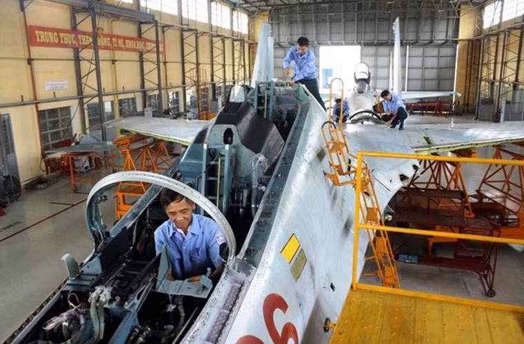 Việc tiến hành nâng cao năng lực đó sẽ giúp Việt Nam không phải đưa các máy bay chiến đấu ra nước ngoài sửa chữa. Ảnh kỹ sư của nhà máy A32 đang kiểm tra, sửa chữa bên trong khoang thân máy bay.