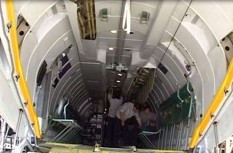 Trước đó nhà máy A32 cũng được cho là đã cửa nhiều cán bộ ra nước ngoài tập huấn để nâng cao tay nghề. Ảnh những người thợ làm việc cần mẫn bên trong của một chiếc máy bay tại nhà máy A32.