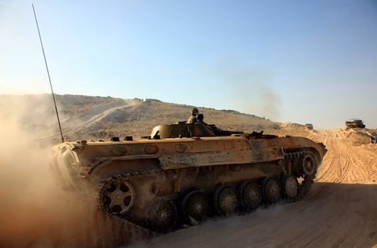 Rõ ràng với chiến lược hiện tại sẽ không giúp gì nhiều cho Quân đội Syria tái chiếm lại các khu vực chiến lược tại Aleppo và Latakia nếu như không có người Nga giúp sức. Điều này thấy rõ qua sức chiến đấu của lực lượng vũ trang Syria suy giảm nghiêm trọng sau khi Nga giảm cường độ các đợt không kích. Ảnh: Xe chiến đấu bộ binh BMP-1.