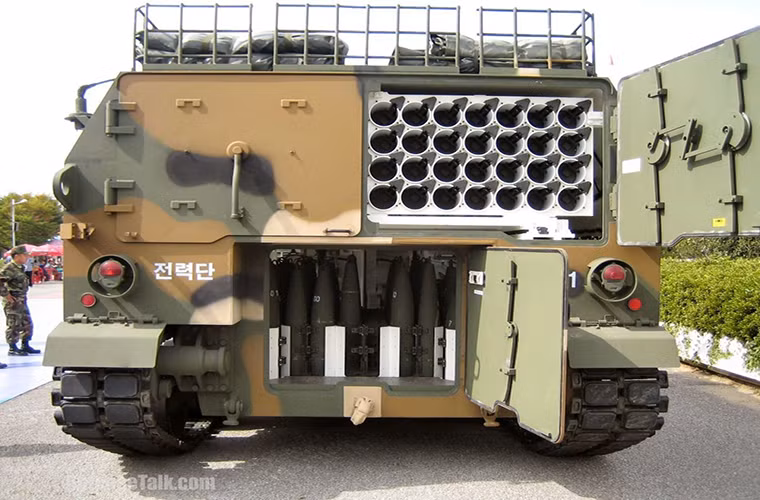 Trọng lượng tối đa của K-9 là 47 tấn với kíp chiến đấu gồm 5 binh sĩ, nó được trang bị một pháo chính 155mm đi kèm đó là một súng máy 12.7mm để phòng vệ.