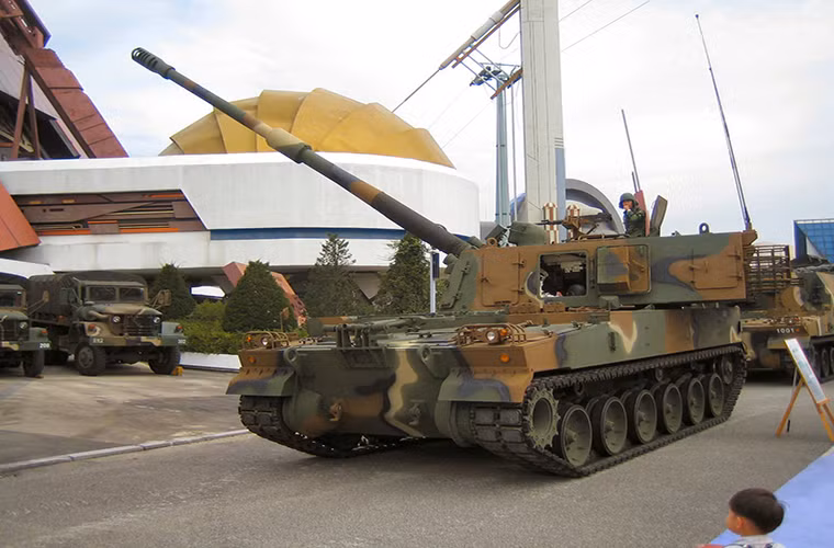 Hợp đồng này còn để ngỏ khả năng Ấn Độ sẽ mua thêm ít nhất 50 hệ thống pháo tự hành K-9 sau khi hợp đồng đầu tiên được ký kết trước khi kết thúc năm tài chính hiện tại, và hợp đồng mua thêm có thể sẽ được thông qua vào đầu năm 2017. Còn quá trình sản xuất biến thể nội địa hóa của K-9 tại Ấn Độ sẽ được thực hiện tại nhà máy của L&amp;T gần thành phố Pune miền tây nước này dưới dạng một liên doanh quốc phòng.