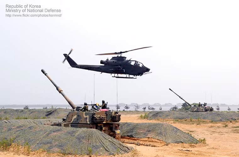 Được biết đối thủ cạnh tranh chính của K-9 tại Ấn Độ là mẫu pháo tự hành MSTA-S 152mm của Nga, nhưng có thể nâng cấp lên chuẩn 155mm mà Ấn Độ đang dùng. K-9 lọt vào danh sách các mẫu pháo tự hành được Quân đội thử nghiệm trong năm 2014 và hai năm sau đó nó chính thức được chọn.