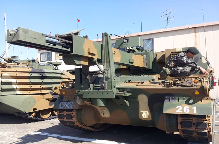 Tuy nhiên hợp đồng này không bao gồm các xe tiếp đạn K-10 được phát triển dành riêng cho K-9, mà chúng nằm ở một gói thầu khác. Theo thông tin ban đầu có được thì biến thể K-9 do L&amp;T sản xuất chỉ được nội địa hóa 50% và phần còn lại là lắp ráp, trong đó Ấn Độ sẽ thực hiện việc sản xuất khung gầm, tháp pháo và một phần hệ thống thông tin liên lạc hoặc hệ thống điều khiển hỏa lực.