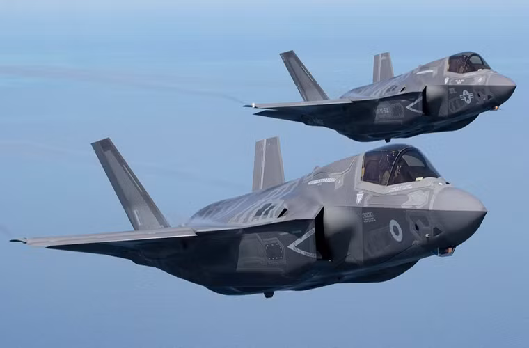 Trong ảnh là chiếc F-35B với huy hiệu của Không quân Hoàng gia Anh.