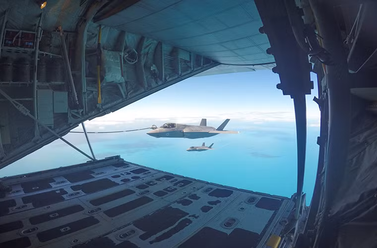 Để có thể làm chủ dòng chiến đấu cơ thế hệ thứ 5 này các phi công Anh được huấn luyện trước tại Mỹ trước khi tiếp nhận những chiếc F-35B đầu tiên tại quê nhà. Và một trong những thử thách lớn nhất đối với phi công lái chiếc F-35B của RAF là hành trình băng qua Đại Tây Dương.