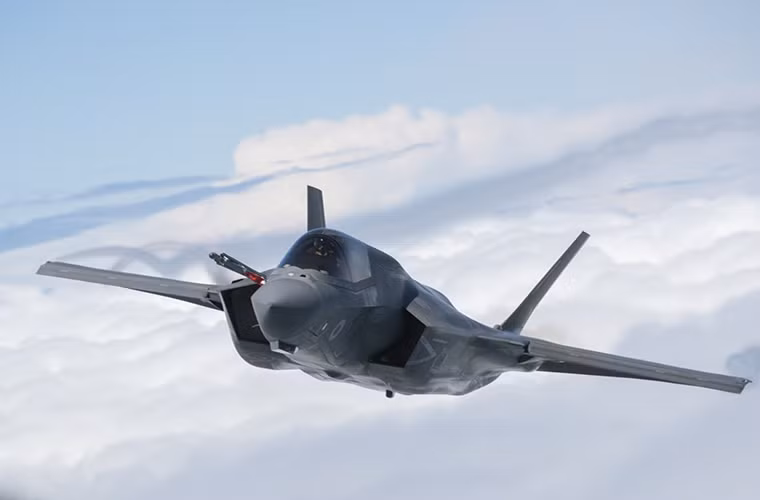 Không giống như biến thể dành cho Không quân và Hải quân là F-35A và F-35C, F-35B của RAF hoàn toàn có thiết kế khác biệt nhất là khả năng cất hạ cánh thẳng đứng hoặc cất cánh ở đường băng ngắn hoàn toàn phù hợp khi hoạt động trên một tàu sân bay.