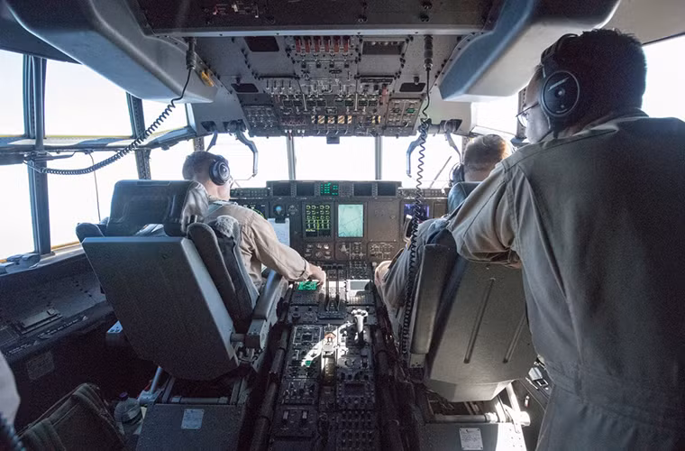 Mỹ không phải là quốc gia duy nhất trên thế giới đưa vào trang bị F-35 khi có tới hơn 10 quốc gia khác cũng muốn sở hữu dòng chiến đấu cơ thế hệ thứ 5 này. Anh là một trong số đó, khi London đặt mua ít nhất 14 chiếc máy bay chiến đấu F-35 trong giai đoạn ban đầu để trang bị cho RAF. Bên trong buồng lái chiếc KC-130J làm nhiệm vụ hỗ trợ trên không cho F-35B của RAF.