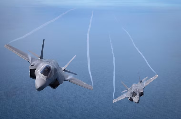 Cận cảnh bộ đôi tiêm kích tàng hình F-35B của Anh và Mỹ trong nhiệm vụ băng qua Đại Tây Dương.