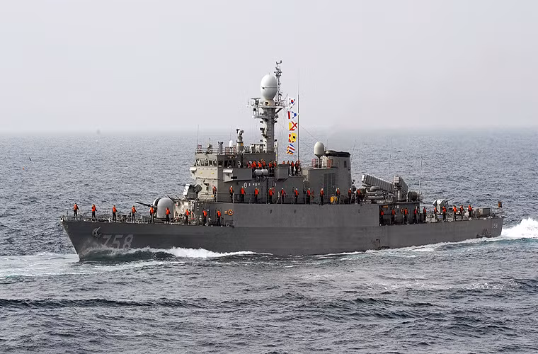 Tuy nhiên các tàu Pohang được phát triển thành Hai biến thể chính phục vụ cho Hai mục đích: chống tàu mặt nước và chống tàu ngầm. Vì vậy, cấu hình vũ khí, hệ thống điện tử trang bị có phần khác biệt nhưng kích thước cơ bản giữa chúng vẫn tương đương nhau.Trong ảnh là chiếc Gyeongju (PCC-758) được biên chế năm 1986, cấu hình cho nhiệm vụ chống tàu mặt nước bằng tên lửa hành trình Exocet MM38.