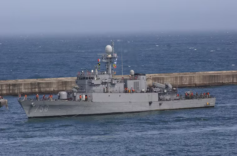 Các tàu hộ vệ mang tên lửa lớp Pohang có lượng giãn nước tối đa khoảng 1.200 tấn và dài hơn 88m. Trong suốt giai đoạn từ năm 1984 – 1993 Hải quân Hàn Quốc phát triển khoảng 4 biến thể của Pohang trong đó các tàu Pohang (Flight II) là biến thể đầu tiên. Có khoảng 24 tàu hộ vệ Pohang được Hải quân Hàn Quốc đưa vào trang bị nhưng con số này hiện nay chỉ còn 18 chiếc.