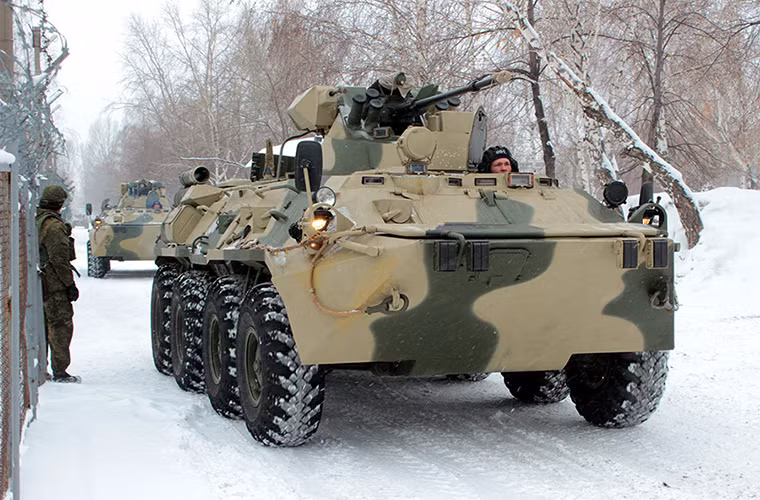 Đoàn xe bọc thép chở quân BTR-82A di chuyển ra khỏi căn cứ của VDV ở Ulyanovsk.