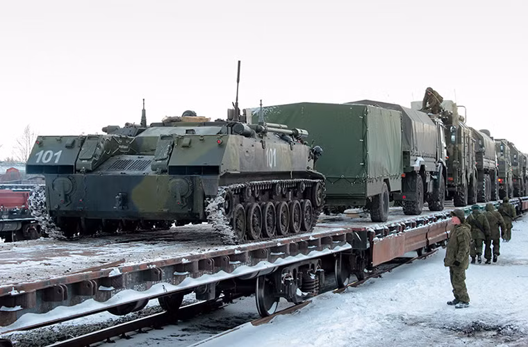 Các phương tiện cơ giới của lính dù Nga được cơ động bằng tàu hỏa.