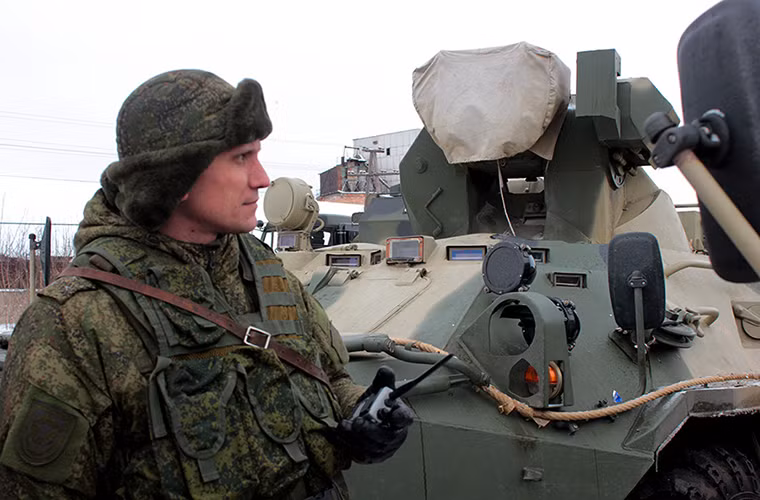 Trong ảnh một chiếc BTR-82A chờ tới lượt được chuyển lên tàu hỏa đến điểm tập kết.