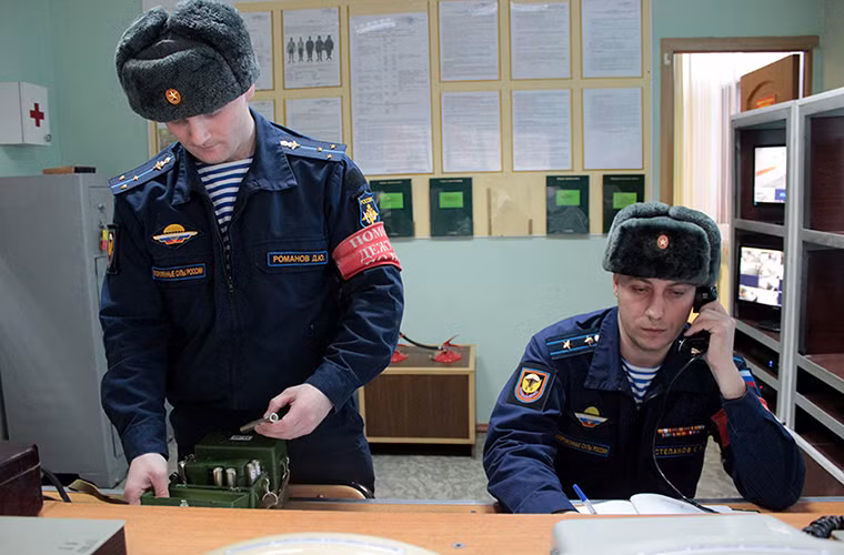 Trong ảnh là sĩ quan một đơn vị VDV tại Ulyanovsk nhận lệnh chuyển trạng thái sẵn sàng chiến đấu từ Bộ tư lệnh Quân khu Trung tâm.