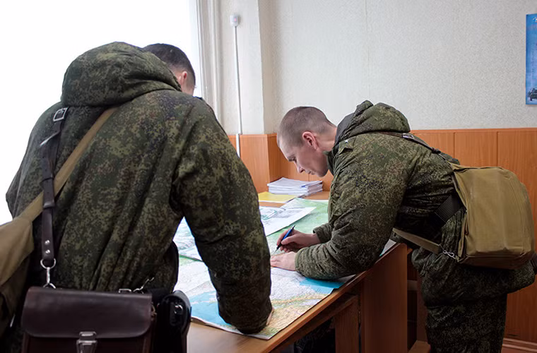Chỉ huy một đơn vị VDV tại Ulyanovsk lên kế hoạch hành quân sau khi nhận lệnh báo động.