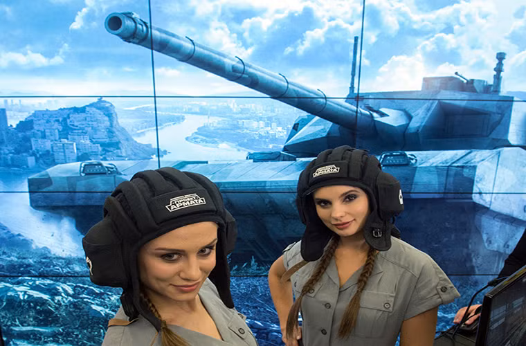 T-14 Armata được Nga chính thức giới thiệu tại lễ duyện binh mừng Ngày Chiến thắng trên Quảng trường Đỏ vào ngày 9/5 năm ngoái và tính cho tới thời điểm hiện tại đã gần tròn 1 năm mẫu xe tăng này được giới thiệu. Nguồn ảnh: Sputnik