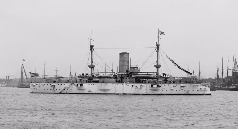 Năm 1898, khi Mỹ tuyên chiến với Tây Ban Nha, USS Texas đã phá hủy pháo đài Cayo del Tore chỉ trong 75 phút. Hải quân Tây Ban Nha đã điều động 4 tàu chiến bao vây Texas nhưng đều bị chiến hạm này đánh cho tơi tả. USS Texas đã góp công lớn trong việc đánh bại hạm đội tàu chiến Tây Ban Nha, chấm dứt chiến tranh.