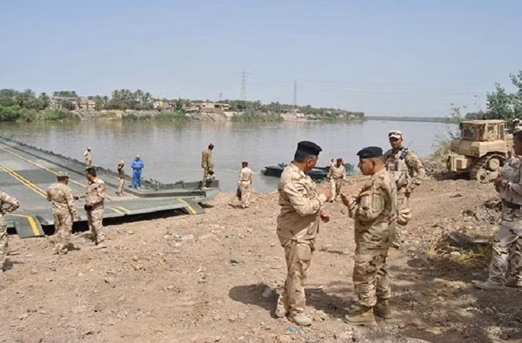 Các đơn vị công binh thuộc Sư đoàn bộ binh số 15 Iraq dưới sự hỗ trợ của các cố vấn Mỹ sẽ triển khai một chiếc cầu pháo bắt qua sông Tigris để tăng tốc độ hành quân của các đơn vị cơ giới. Trong chiến dịch giải phóng Ramadi đơn vị này cũng đã triển khai một chiếc cầu phao tương tự bắt qua sông Euphrates để hổ trợ các đơn vị bộ binh tiến vào thành phố này.