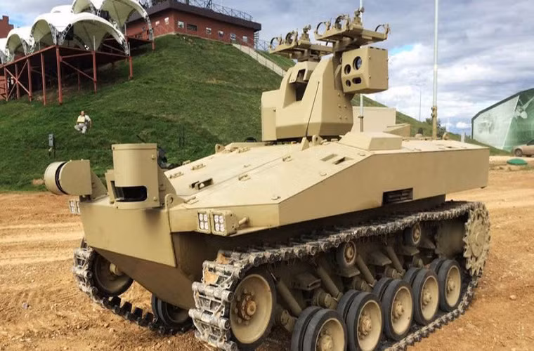 Cái tên dành được sự quan tâm nhiều nhất tại Army năm nay chính là phương tiện chiến đấu không người lái Soratnik mẫu robot chiến đấu đầu tay của Tập đoàn vũ khí Kalashnikov. Mặc dù thông tin chính thức về Soratnik vẫn chưa được Kalashnikov công bố nhưng nó vẫn dành được sự quan tâm rất lớn từ các chuyên gia quân sự trong và ngoài nước.