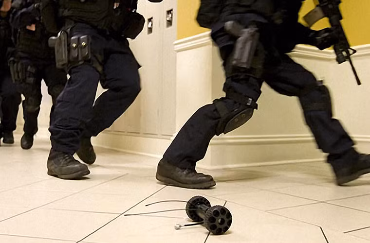 Với thiết kế như một con lăn và có đuôi cân bằng Recon Scout có thể tự lật lại khi rơi xuống từ trên cao, nó còn có khả năng chống nước. Tùy vào môi trường hoạt động khác nhau nhà khai thác có thể lắp cho nó các bánh xe chuyên dụng để hạn chế tối đa độ ồn khi hoạt động của mẫu robot này.