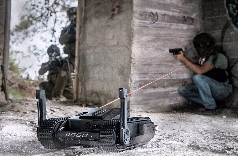 Trong thử nghiệm Dogo có khả năng bắn chính mục tiêu ở cự ly gần và nó cũng có thể hoạt động trong đêm tối, ngoài súng ngắn Dogo cũng có thể được trang bị các loại vũ khí tự vệ khác như đạn hơi cay, lựu đạn khói, lựu đạn gây choáng.