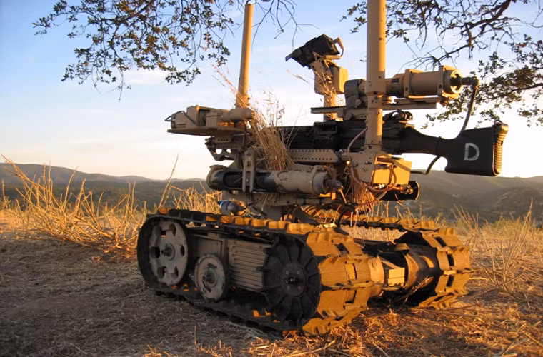 Với hệ thống bánh xích có băng tải bằng cao su, TALON có thể di chuyển trên nhiều loại địa hình khác nhau và tùy vào nhiệm vụ trang bị của nó cũng có thể được thay đổi từ cánh tay máy cho đến cả tên lửa chống tăng.