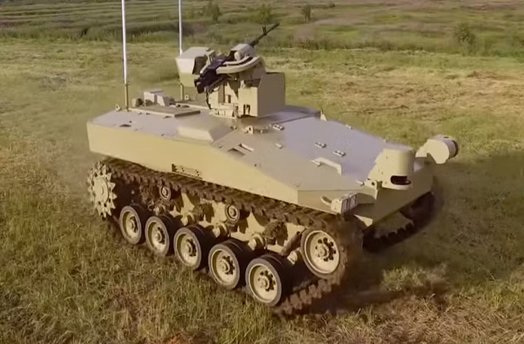 Về thiết kế, Soratnik sử dụng khung gầm bánh xích hạng nhẹ toàn bộ phần thân được bọc thép, còn cụm thiết bị điện tử được bố trí ngay giữa thân xe tích hợp sẵn trên đó là súng máy 7.62mm hoặc 12.7mm. Ở biến thể Soratnik được giới thiệu tại Army-2016 nó còn được trang bị cả cụm súng phóng lựu chống tăng hạng nhẹ với ít nhất bốn ống phóng.